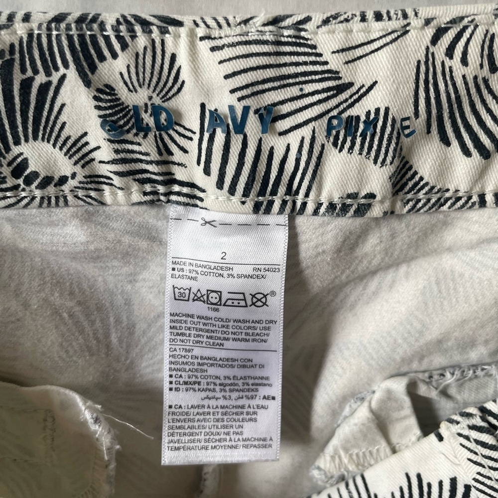 Old Navy Patterned Short - Picture 3 of 3